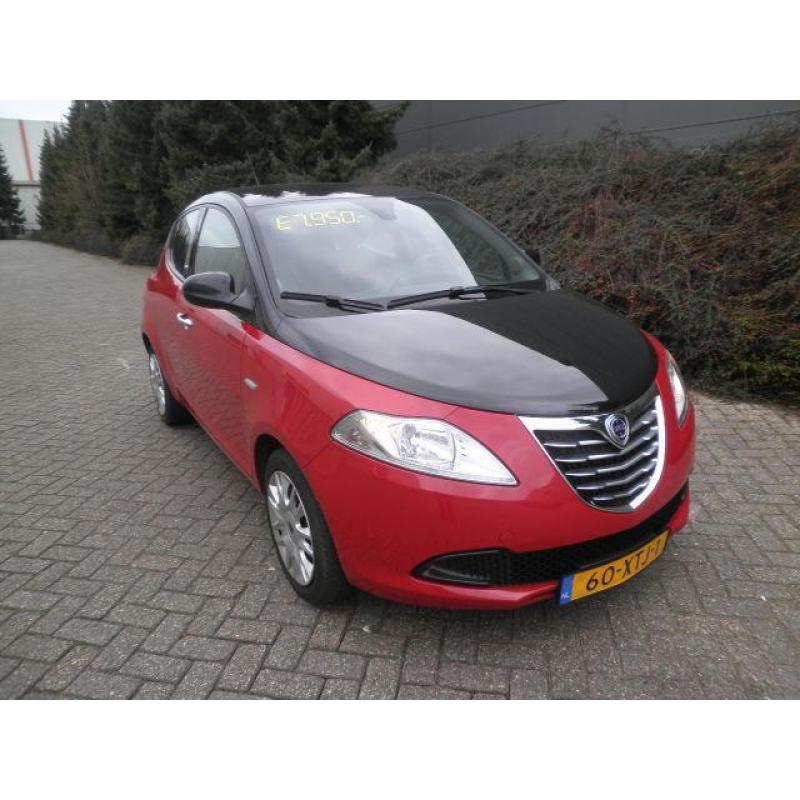 Lancia Ypsilon 0.9 Twinair 85PK 2012 Rood / Zwart Metallic