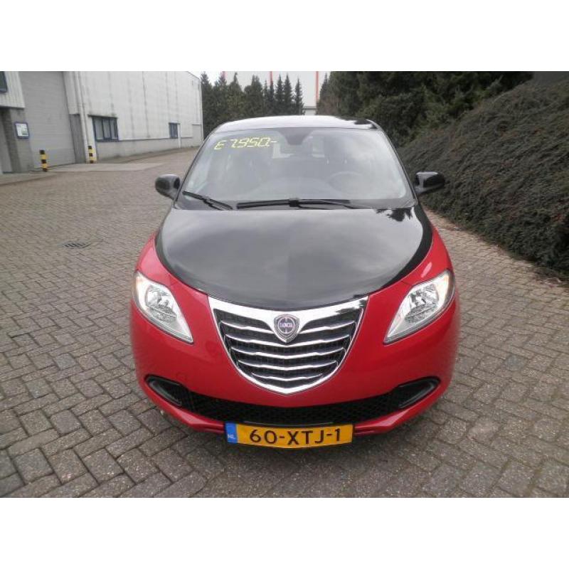 Lancia Ypsilon 0.9 Twinair 85PK 2012 Rood / Zwart Metallic