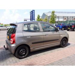 KIA Picanto 1.0 met airco, trekhaak en winterbanden op velg