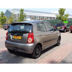 KIA Picanto 1.0 met airco, trekhaak en winterbanden op velg