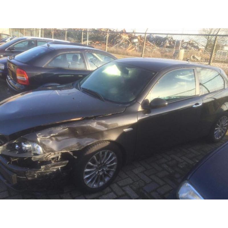 ALFA ROMEO 147 1.9 JTD schadeauto