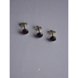 Zilveren oorbellen met paarse bolle steen ø 7 mm. 835 zilver