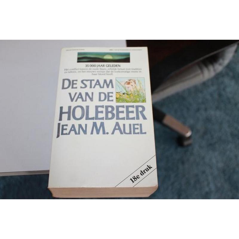 Jean M. Auel...De stam van de Holebeer