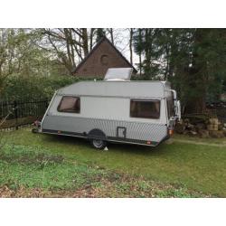 Mooie Kip Caravan 44T