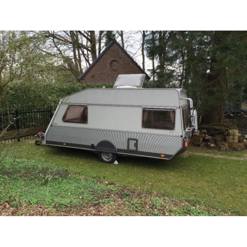 Mooie Kip Caravan 44T