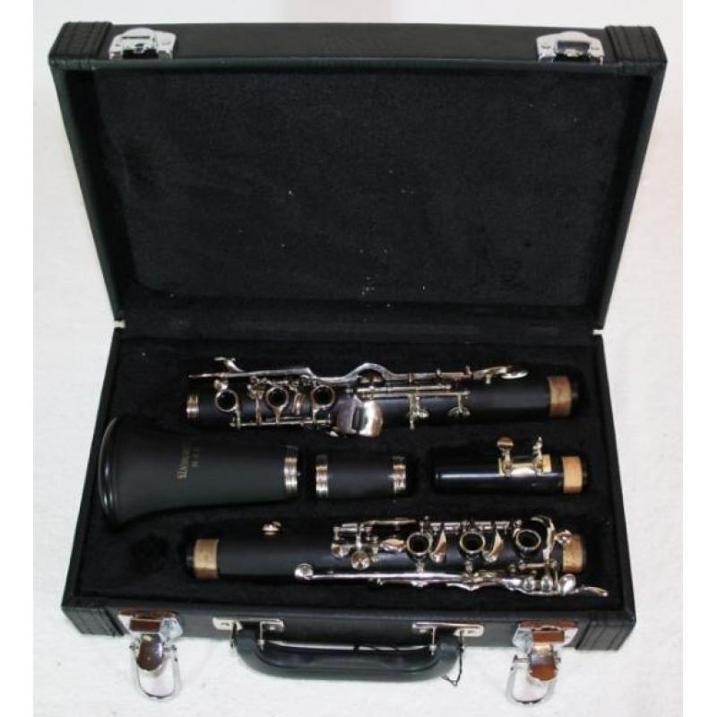 Nieuwe zwarte klarinet in koffer, Albertsysteem Bb-stemming
