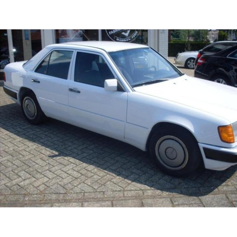 MERCEDES-BENZ 200-Serie 250 D SEDAN AIRCO / GEEN 2E ZO MOOI