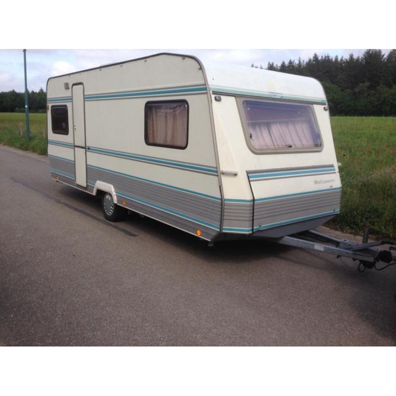 Zeer nette TEC caravan, vast bed, 4 persoons