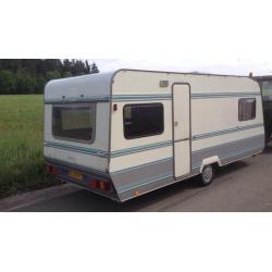 Zeer nette TEC caravan, vast bed, 4 persoons