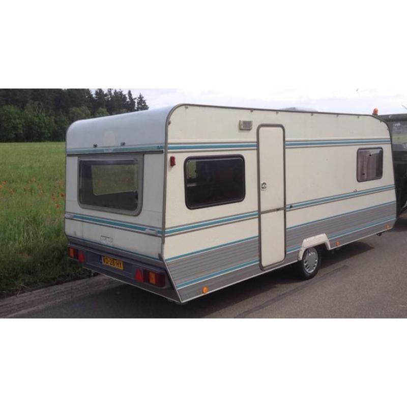 Zeer nette TEC caravan, vast bed, 4 persoons