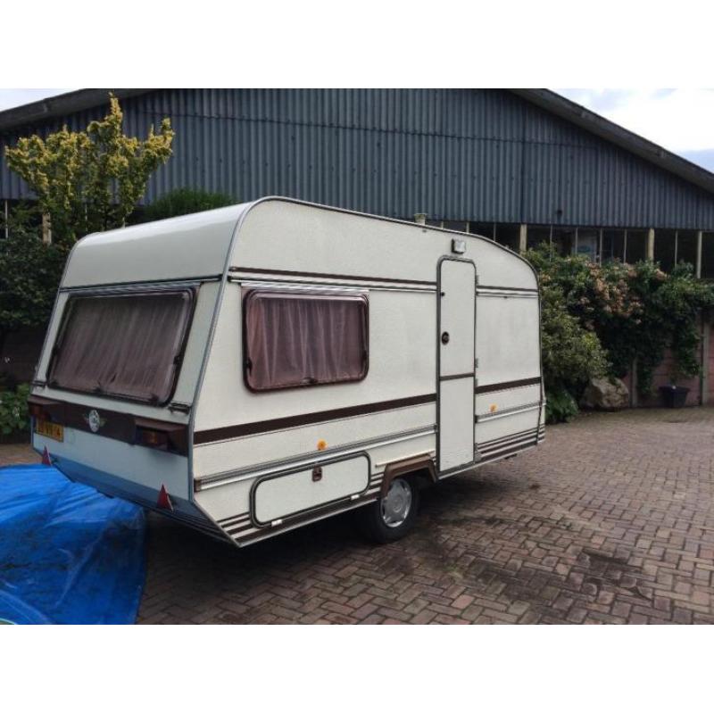 Caravan met 4 slaapplaatsen nieuwe voortent!