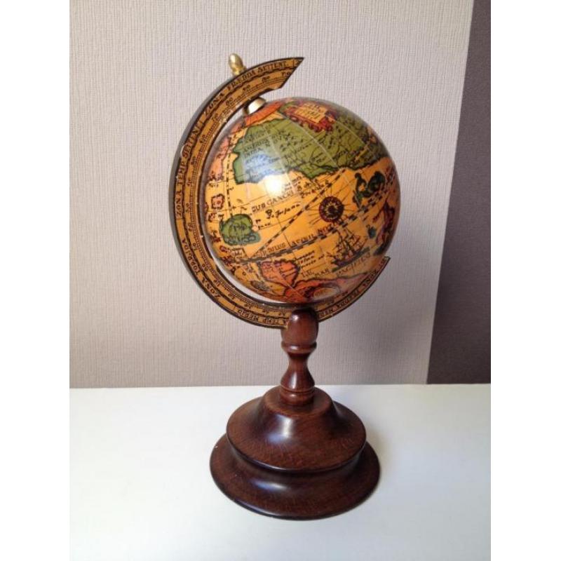 Vintage globe op houten voet