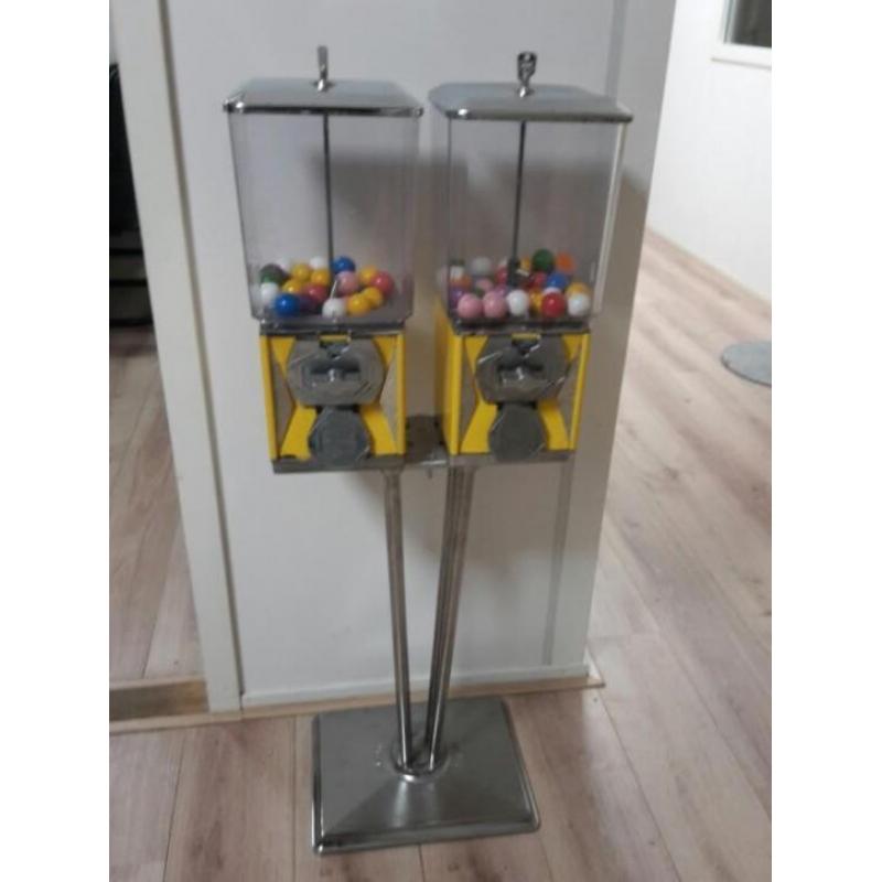 Kauwgomballen automaat op crome voet
