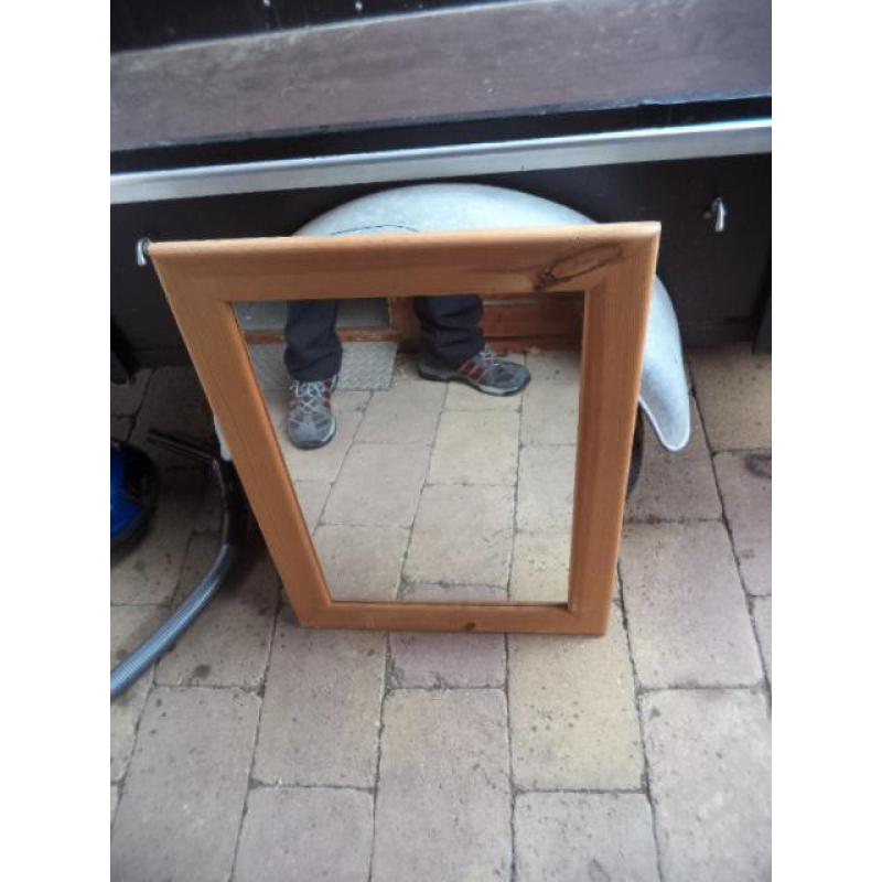1 mooie houten grenen spiegel