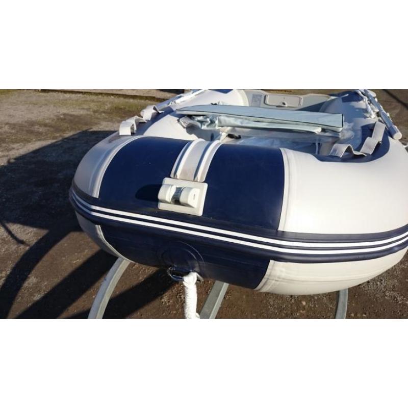 SHOWMODEL: Blue Bay 290 AIRDECK NU € 100,- KORTING!