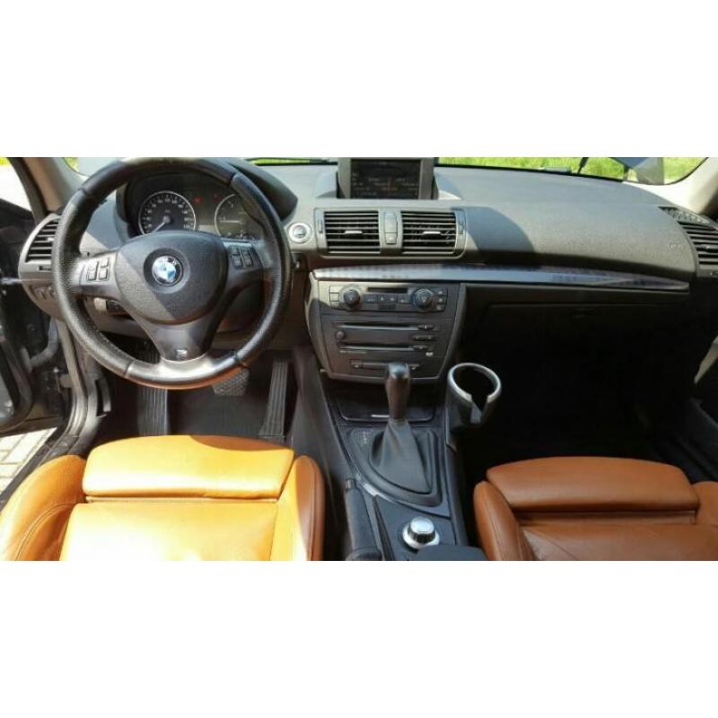 BMW 1-Serie 120D AUT VOLLEDIG M UITGEVOERD BOMVOL NAVI LEER