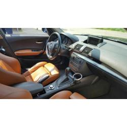 BMW 1-Serie 120D AUT VOLLEDIG M UITGEVOERD BOMVOL NAVI LEER