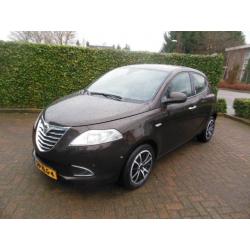 Lancia Ypsilon 0.9 Twinair 85PK 2012 Zwart autom. inparkeren