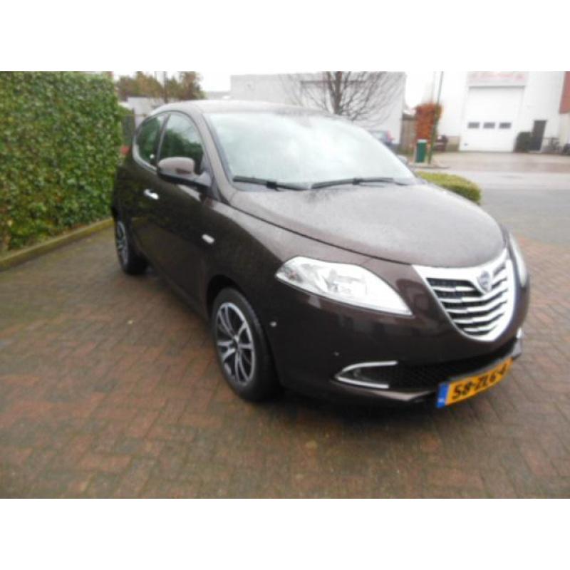 Lancia Ypsilon 0.9 Twinair 85PK 2012 Zwart autom. inparkeren