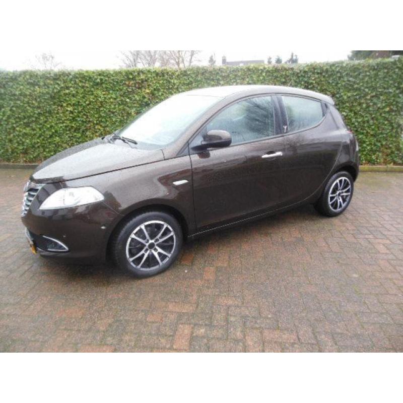 Lancia Ypsilon 0.9 Twinair 85PK 2012 Zwart autom. inparkeren