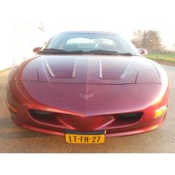 Pontiac Firebird 3.4 Coupe 1995 Rood en stoere gele targa.