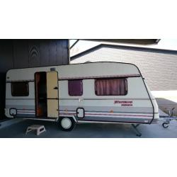 Te koop goed onderhouden LMC caravan!!!