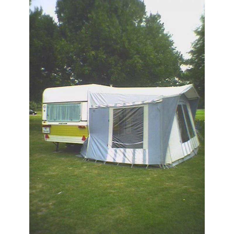 Caravan met voortent