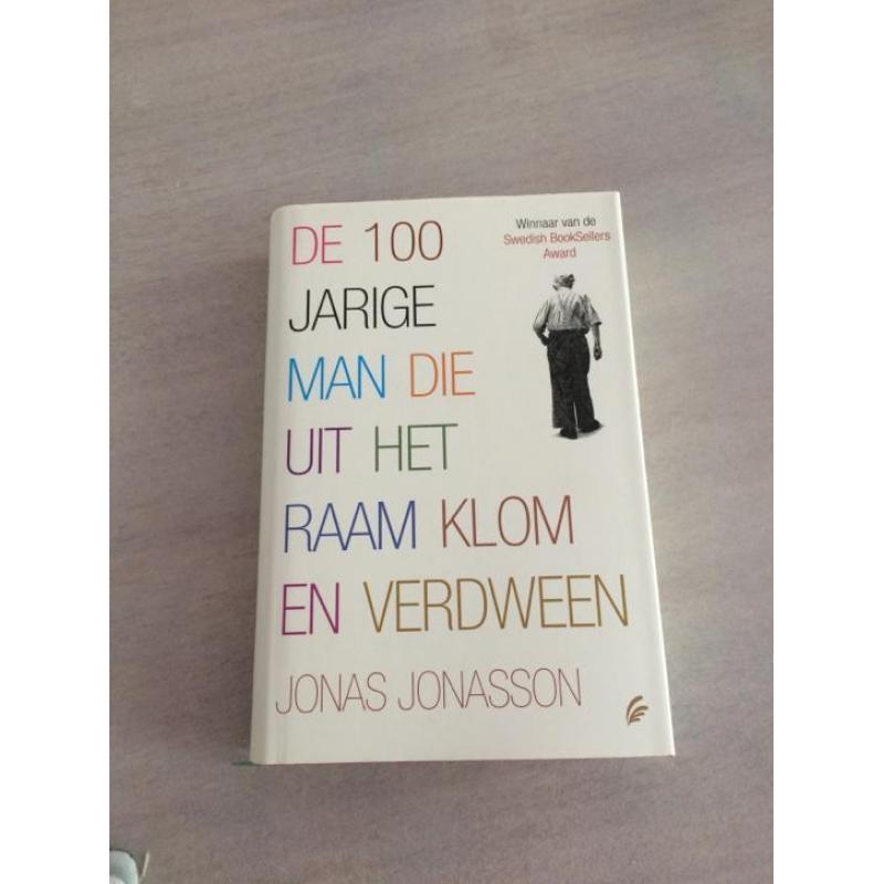 De 100-jarige man die uit het raam klom en verdween