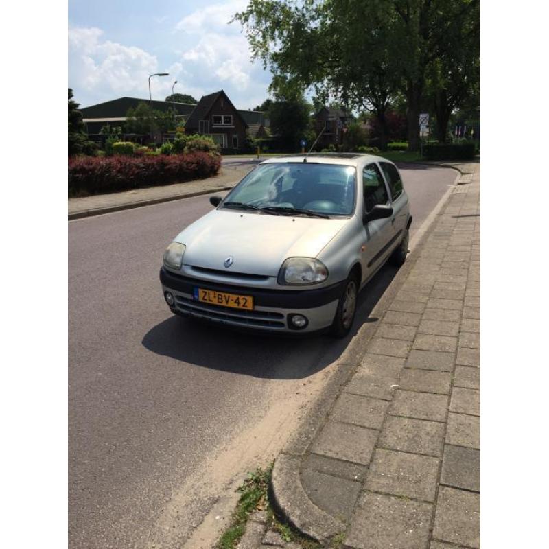 Renault Clio 1.4 1999 loop of sloop moet zsm weg