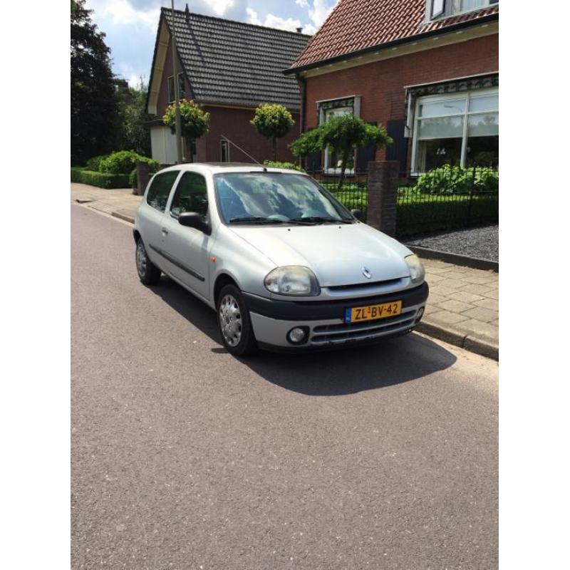 Renault Clio 1.4 1999 loop of sloop moet zsm weg