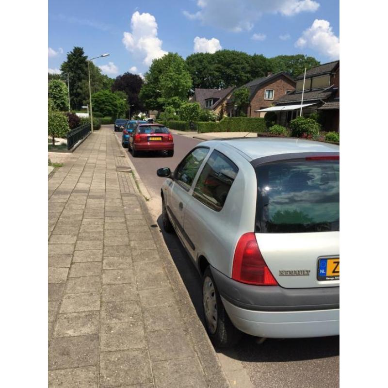 Renault Clio 1.4 1999 loop of sloop moet zsm weg