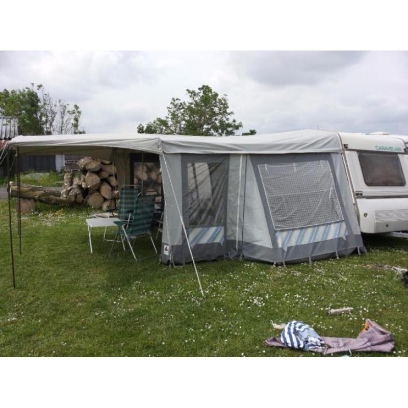 Overcompete Caravelair Bamba 330 met luxe voortent + luifel