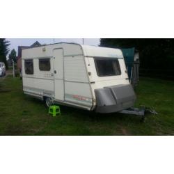 Hele mooie Caravelair caravan met voortent!