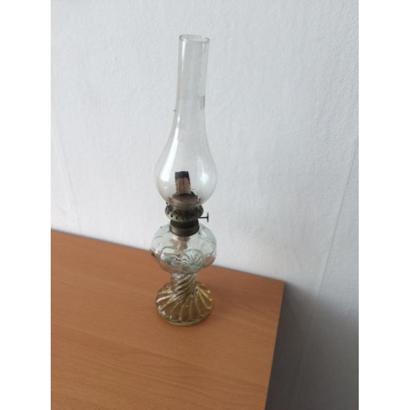 Antieke glazen olielamp te koop