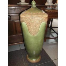 Antieke groene vaas met deksel