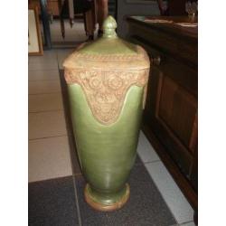 Antieke groene vaas met deksel