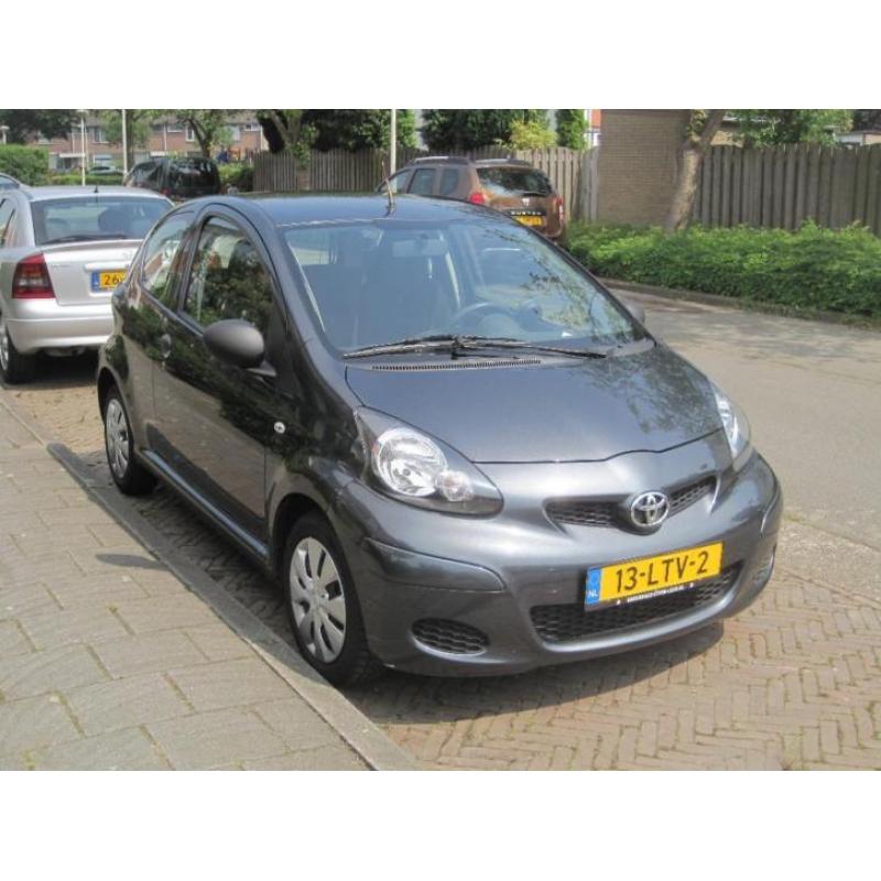 Toyota Aygo 1.0 12V Vvt-i 3DRS 2010 Grijs metallic met airco