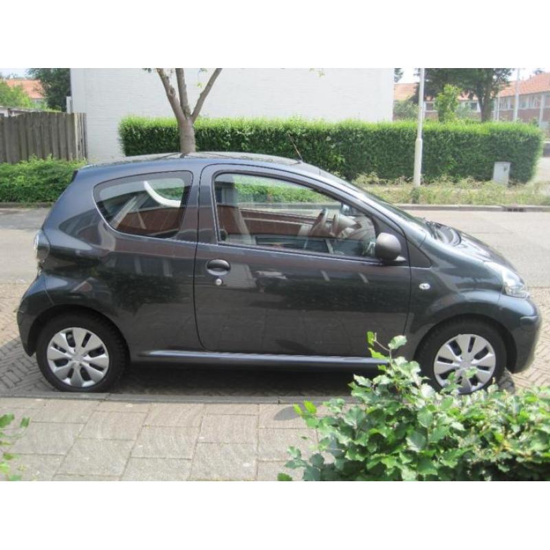 Toyota Aygo 1.0 12V Vvt-i 3DRS 2010 Grijs metallic met airco