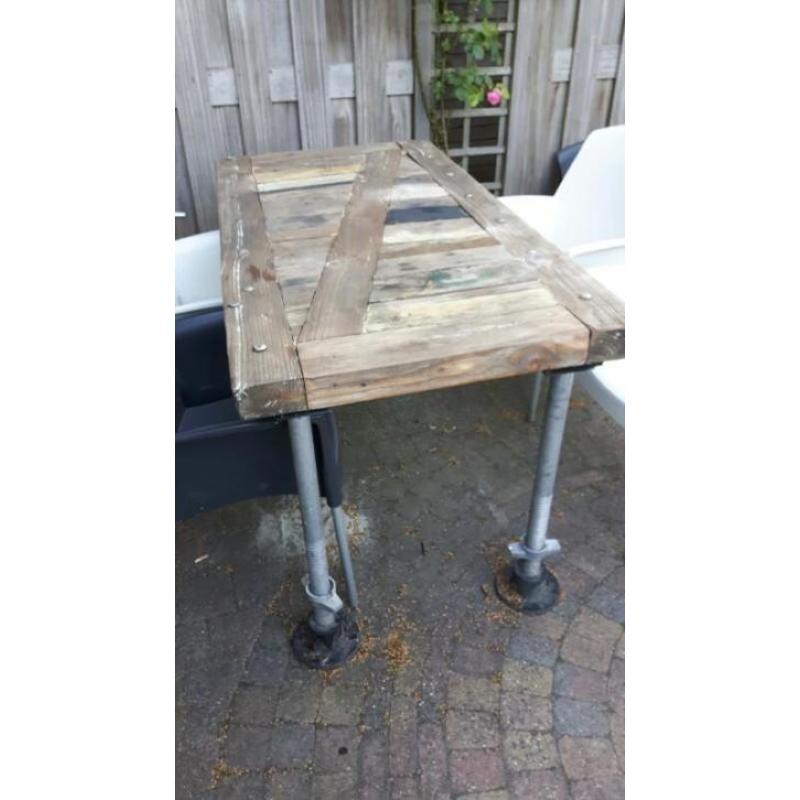 robuuste tuintafel