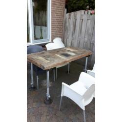 robuuste tuintafel