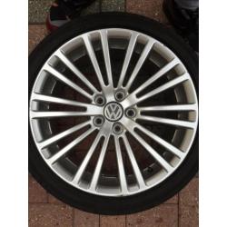 R32 18 inch velgen + Ovation VI-388 performance dsrt banden