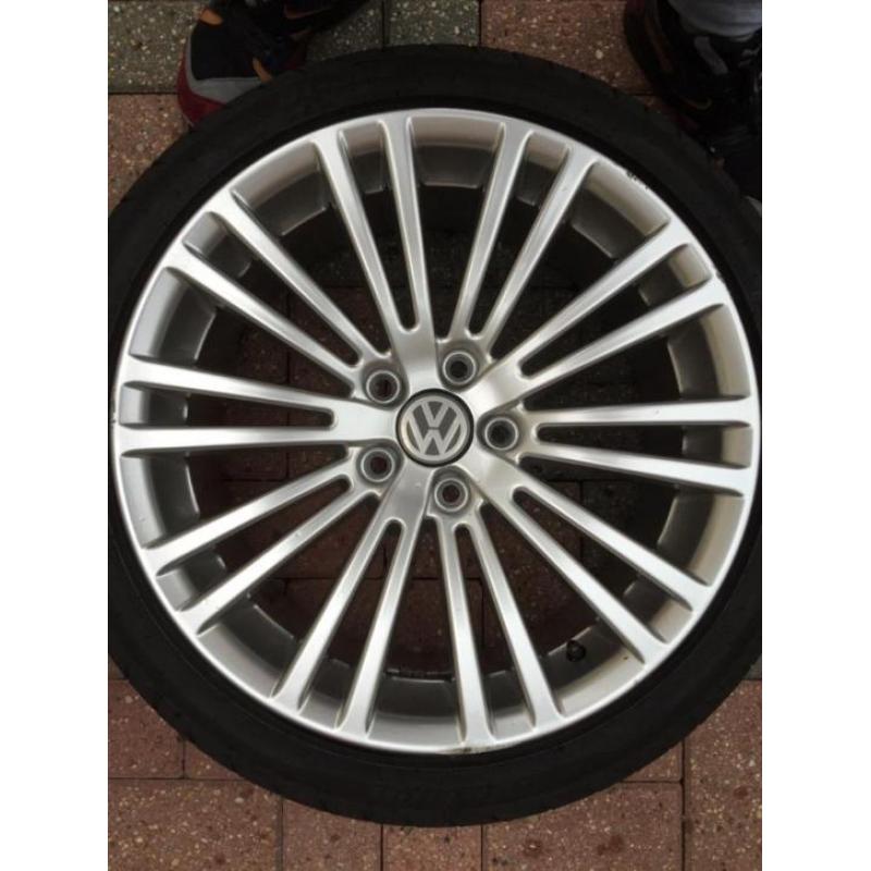 R32 18 inch velgen + Ovation VI-388 performance dsrt banden