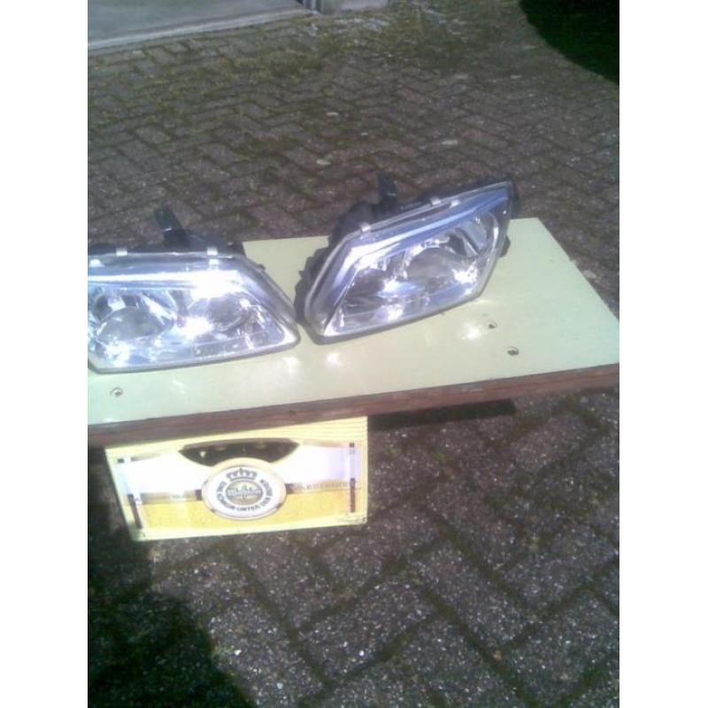 set nissan almera koplampen bj 2000 tot/////mooi helder