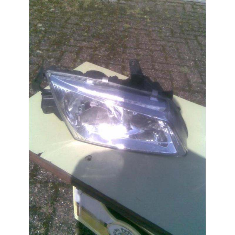 set nissan almera koplampen bj 2000 tot/////mooi helder