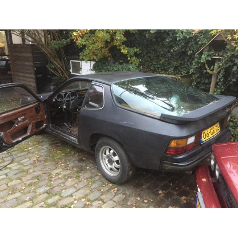 Porsche 924 in onderdelen