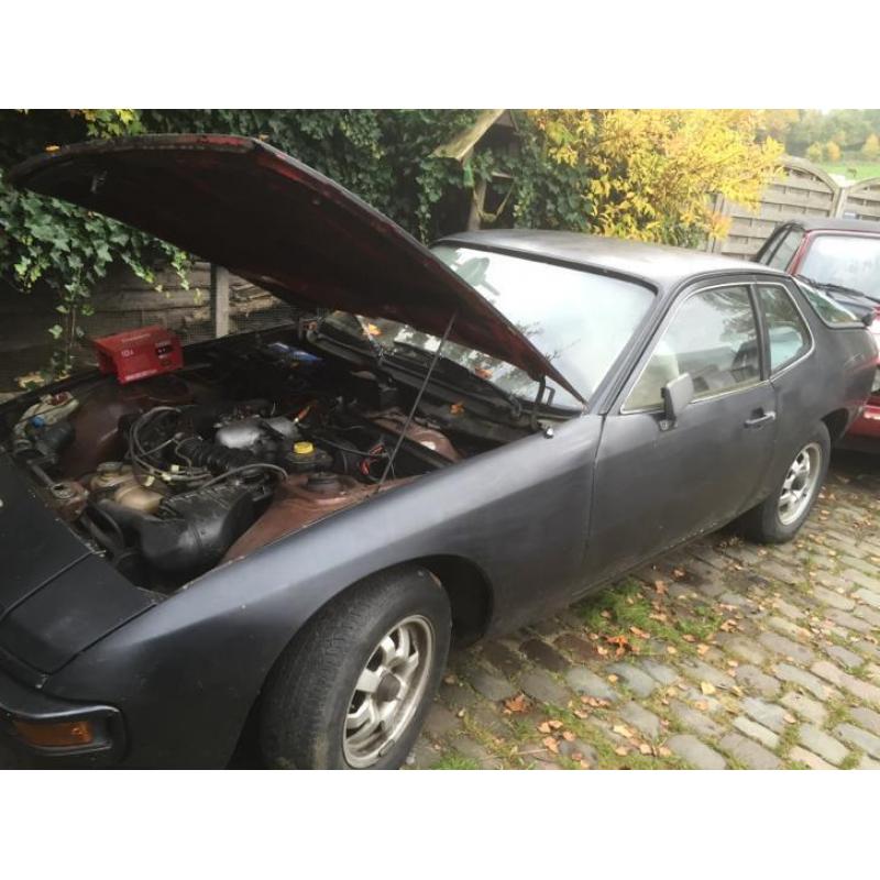 Porsche 924 in onderdelen