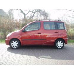 Toyota Yaris Verso 1.5 16V Vvti Linea SOL 2000 Rood