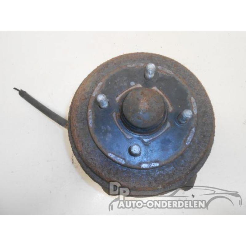 Wielnaaf fusee links achter Daihatsu Charade 93-01