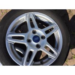 Ford Fiesta velgen 15" In prima staat incl. zomerbanden