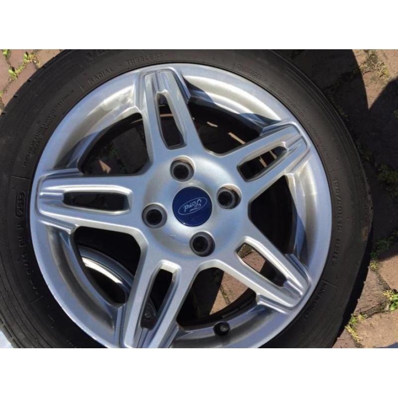 Ford Fiesta velgen 15" In prima staat incl. zomerbanden